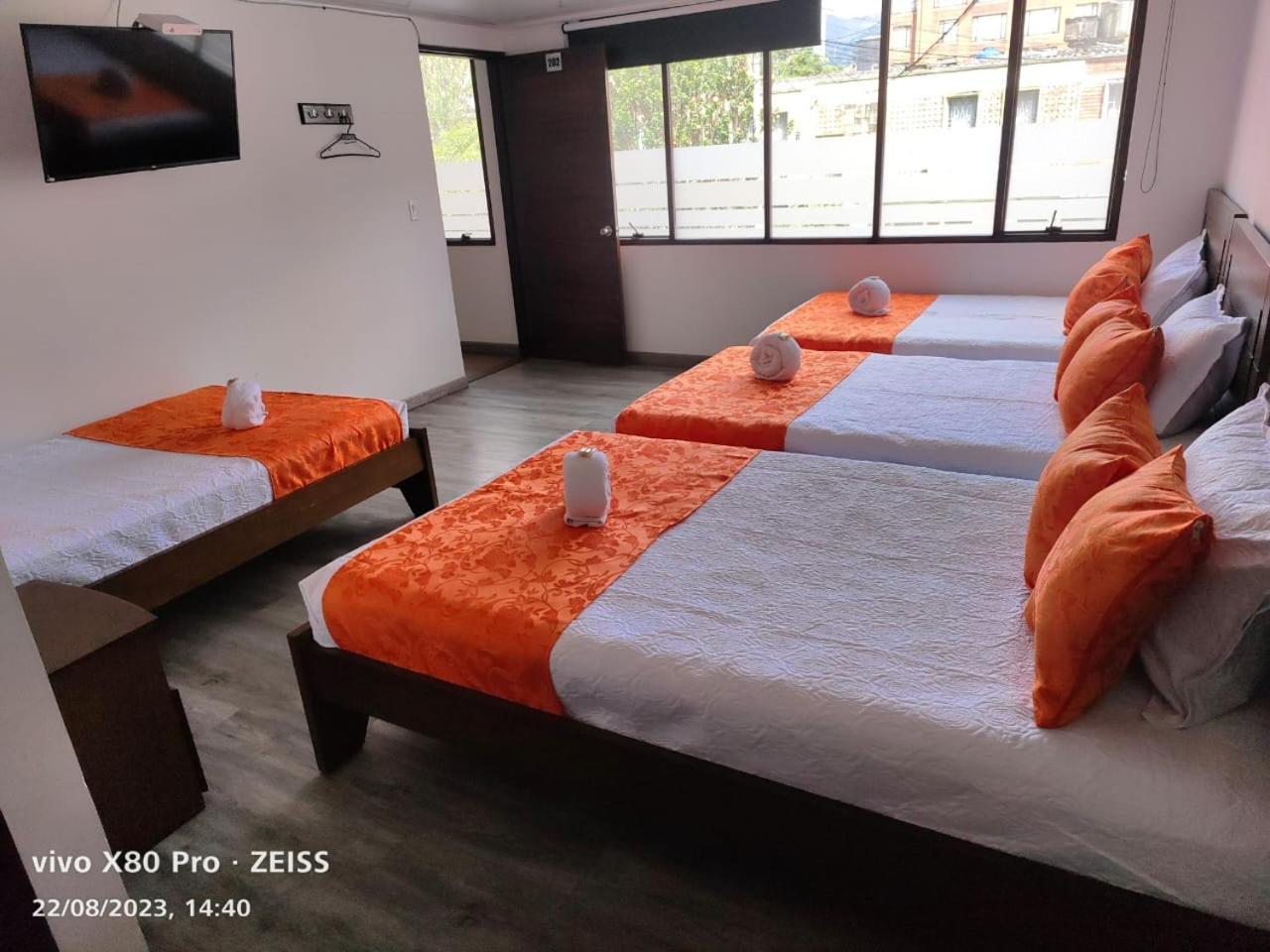 Hotel Kristal Ferial Bogota Bagian luar foto