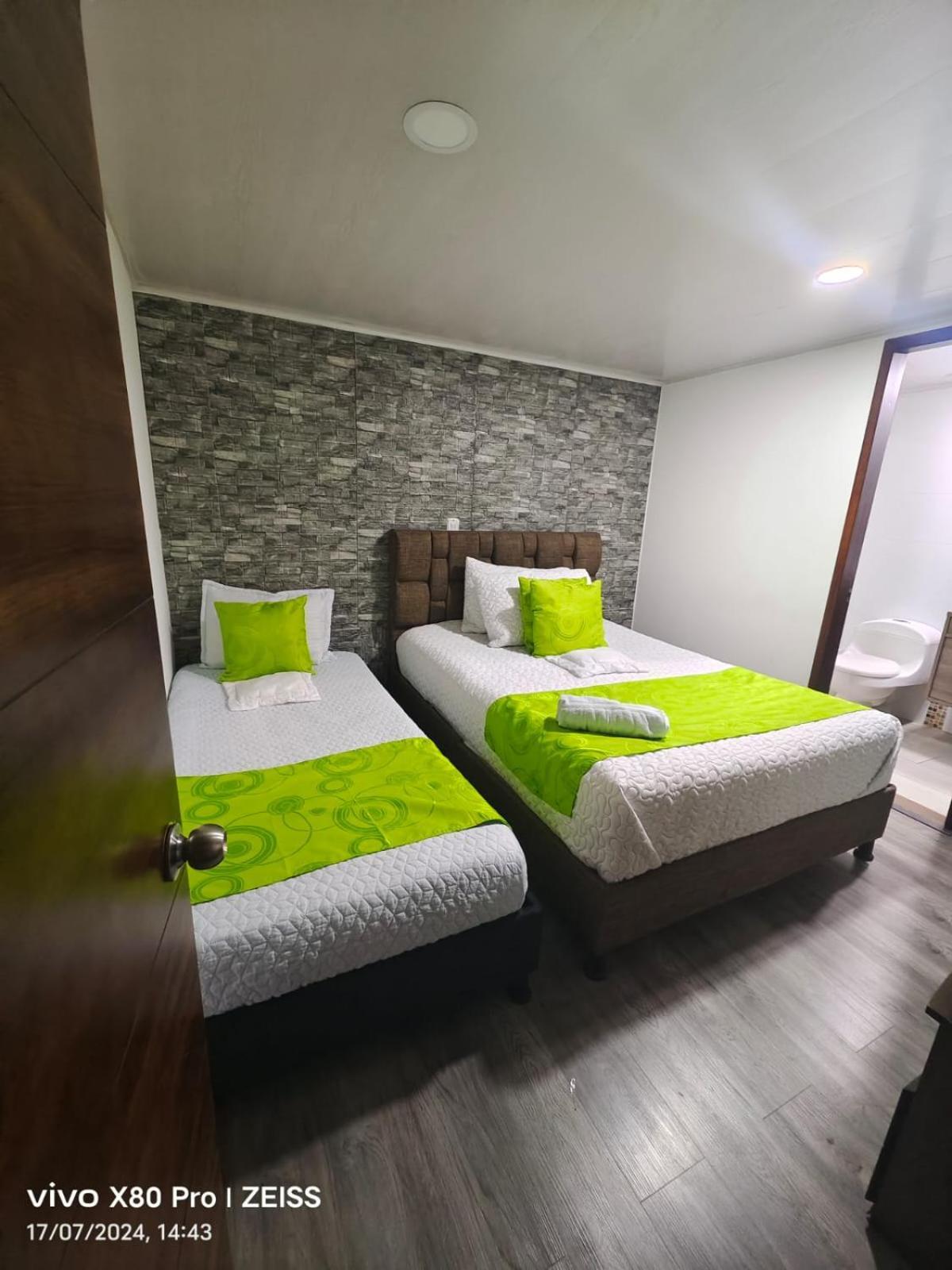 Hotel Kristal Ferial Bogota Bagian luar foto